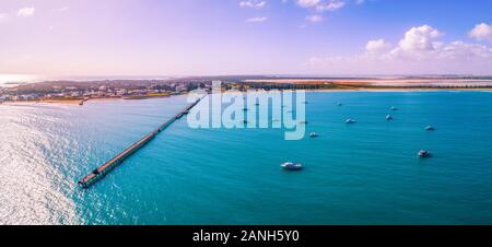 Beachport jetty et bateaux amarrés dans le sud de l'Australie au coucher du soleil - panorama aérien Banque D'Images