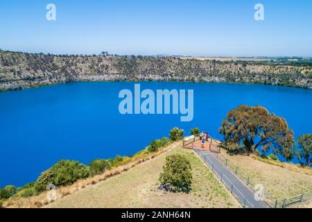 Vue aérienne de touristes prenez des photos sur la plate-forme d'observation du lac bleu à Mount Gambier, Australie du Sud Banque D'Images