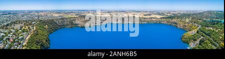 Large panorama de l'antenne de la célèbre Blue Lake à Mount Gambier, Australie du Sud Banque D'Images