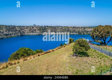 Vue aérienne de touristes admirant le lac bleu à Mount Gambier, Australie du Sud Banque D'Images