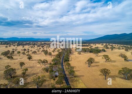 Route menant vers les montagnes de l'Halls in Victoria, Australia - vue aérienne Banque D'Images