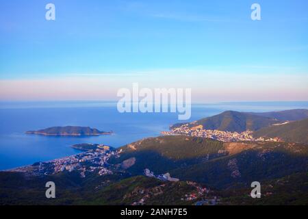 Vue panoramique du littoral de la mer et de l'île Banque D'Images