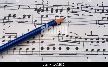 Notation musicale avec un crayon Banque D'Images