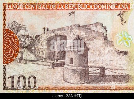 La Puerta del Conde vieux bâtiment représenté sur une centaine de peso note République Dominicaine de l'argent. Côté arrière facture Orange Banque D'Images