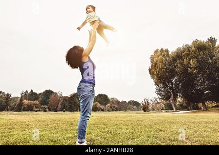 Happy Family in park outdoor - Mère et fille profiter de bon temps à jouer ensemble à l'extérieur Banque D'Images