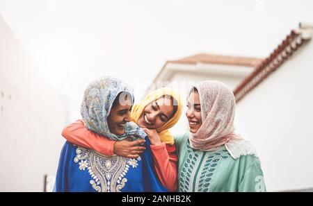 Heureux les copines musulmanes s'amusant de marcher en plein air - les filles d'Arabie la période d'échange et de conversation, dans l'ordre Banque D'Images