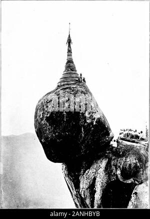 La Birmanie . 428. De Shwe Dagon PAYA, Rangoon.. 429. KYAITTIYO PAYA. {Face à la p. 190. Sanctuaires et Pèlerinages 191 un Karen de ce quartier a été fait prisonnier dans les guerres et carriedto Ava, où il devint finalement. yahdn Une nuit, il rêva que dans thecavity d'un rocher, sur une colline près de chez lui, avait deux poils de l'Buddhawhich ont été déposés par Ottara et Sawnase yahdnwho missionnaire, le bouddhisme a apporté à Pégou ; ils sont morts et atteint le nirvana à thisplace, et ont été enterrés au pied de la colline. Les Karen a été admis à l'travelto spot, où il a trouvé ce qu'il avait vu dans son tr Banque D'Images