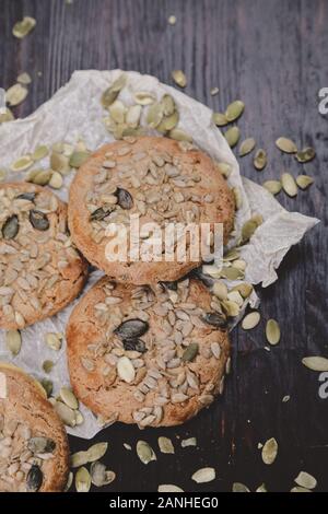 délicieux cookies avec des graines sur la table Banque D'Images