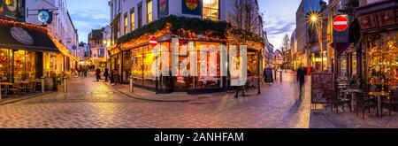 L'intersection de Guildhall St et Sun St dans le centre-ville de Canterbury pendant Noël 2019. Banque D'Images