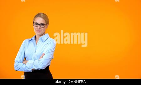 Employé de bureau professionnel costume et lunettes, les bras croisés, projet éducatif Banque D'Images