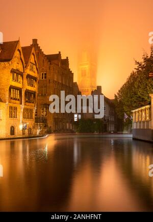 Le beffroi de Brugge la nuit, vu de la Rozenhoedkaai. Bruges, Belgique. Banque D'Images