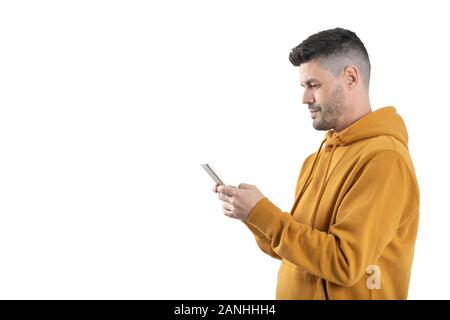 Un homme en utilisant le téléphone mobile Banque D'Images