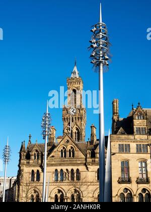 Le campanile à Bradford City Hall vu par lampe moderne normes dans City Park Bradford West Yorkshire Angleterre Banque D'Images