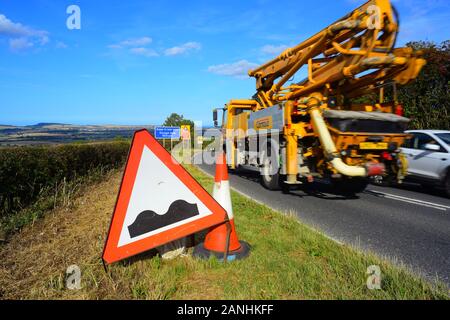 Panneau d'avertissement de passage des camions de route cahoteuse/surface de poule en route staxton yorkshire yorkshire royaume uni Banque D'Images