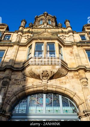 Oriel fenêtre en baie au-dessus de l'entrée à Eastbrook Hall Road Leeds Bradford West Yorkshire Angleterre Banque D'Images