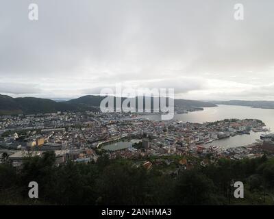 Panorama de la ville et le fjord Bergen européenne au quartier Hordaland en Norvège Banque D'Images