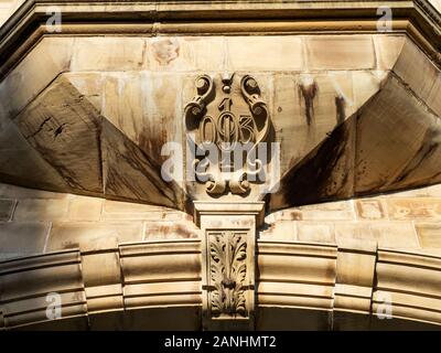 Année de construction 1903 en dessous de la sculpture de l'Oriel fenêtre en baie au-dessus de l'entrée à Eastbrook Hall Bradford West Yorkshire Angleterre Banque D'Images