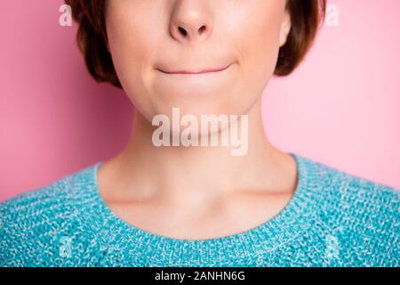 Portrait close-up view portrait de sa elle belle femme séduisante pinçant lèvres rasage annonce annonce concept forme isolée de correction sur pink Banque D'Images