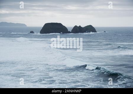 Les vagues d'hiver depuis trois rouleaux Arch National Wildlife Refuge Banque D'Images