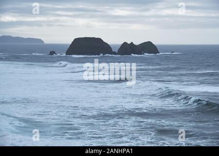 Les vagues d'hiver passé rouleau piles de la mer sur la côte de l'Oregon Banque D'Images