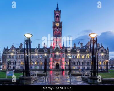 Projecteurs de couleur sur le campanile Bradford au tour de ville de Centenary Square Bradford West Yorkshire Angleterre Banque D'Images