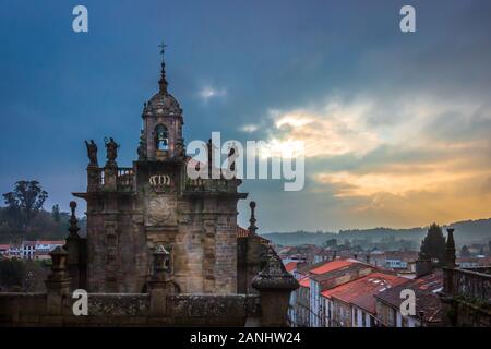 Vue de la soirée Coucher de soleil sur les toits du centre historique de Santiago de Compostela, Espagne (Site du patrimoine mondial de l'UNESCO) Banque D'Images