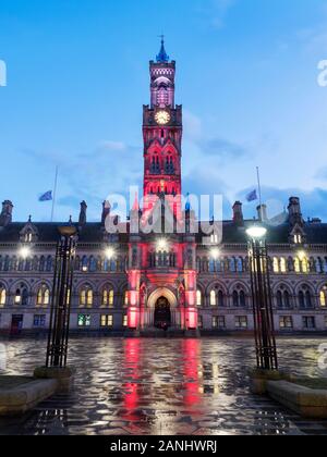 Projecteurs de couleur sur le campanile Bradford au tour de ville de Centenary Square Bradford West Yorkshire Angleterre Banque D'Images