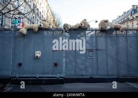 (200117) -- Paris, le 17 janvier 2020 (Xinhua) -- Gros nounours observés au cours d'une manifestation à Paris, France, 16 janvier 2019. Les syndicats français en colère contre le Président Emmanuel Macron révision du plan pour la réforme des pensions tenues train et métro perturbé le trafic et de très nombreuses routes fermées dans tout le pays jeudi dans une nouvelle manifestation massive. (Photo par Aurelien Morissard/Xinhua) Banque D'Images