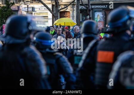 (200117) -- Paris, le 17 janvier 2020 (Xinhua) -- la garde des policiers lors de la manifestation à Paris, France, 16 janvier 2019. Les syndicats français en colère contre le Président Emmanuel Macron révision du plan pour la réforme des pensions tenues train et métro perturbé le trafic et de très nombreuses routes fermées dans tout le pays jeudi dans une nouvelle manifestation massive. (Photo par Aurelien Morissard/Xinhua) Banque D'Images