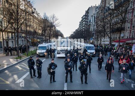 (200117) -- Paris, le 17 janvier 2020 (Xinhua) -- la garde des policiers lors de la manifestation à Paris, France, 16 janvier 2019. Les syndicats français en colère contre le Président Emmanuel Macron révision du plan pour la réforme des pensions tenues train et métro perturbé le trafic et de très nombreuses routes fermées dans tout le pays jeudi dans une nouvelle manifestation massive. (Photo par Aurelien Morissard/Xinhua) Banque D'Images