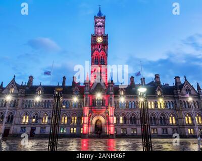 Projecteurs de couleur sur le campanile Bradford au tour de ville de Centenary Square Bradford West Yorkshire Angleterre Banque D'Images