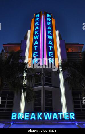 Bâtiment de style art déco scène nocturne Breakwater à Miami Beach, Miami, Floride, États-Unis. Le Breakwater Hotel sur Ocean Drive est l'un des bâtiments les plus célèbres Banque D'Images