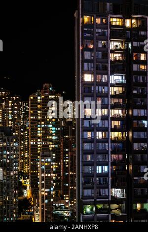 La construction de gratte-ciel et sur les toits de la ville dans la nuit, le centre-ville de Hong Kong Banque D'Images