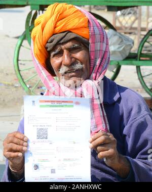 Le Rajasthan, Inde. 17 Jan, 2020. Un vieil homme en turban rajasthani montre sa carte d'identité au bureau de scrutin durant la première phase du Panchayat (conseil du village) élections à Suhawa village près de Beawar. (Photo by Sumit Mamadou Diop/Pacific Press) Credit : Pacific Press Agency/Alamy Live News Banque D'Images