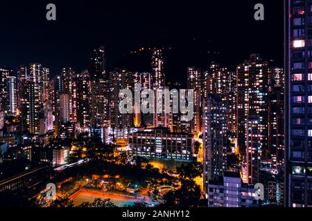 Sur les toits de la ville la nuit, les lumières de la ville dans le centre-ville de HongKong Banque D'Images