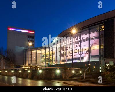 Musée des sciences et des médias Bradford au crépuscule Bradford West Yorkshire Angleterre Banque D'Images