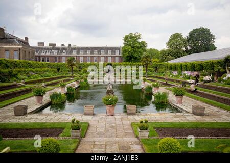 JARDINS DE KENSINGTON, ROYAUME-UNI - 20 MAI 2019. Kensington Palace lieu de naissance de la reine Victoria, des appartements du roi et du célèbre jardin Sunken. Banque D'Images