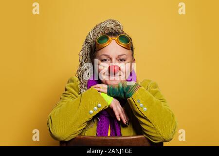 Happy woman actrice en costume clown sur fond jaune lumineux Banque D'Images