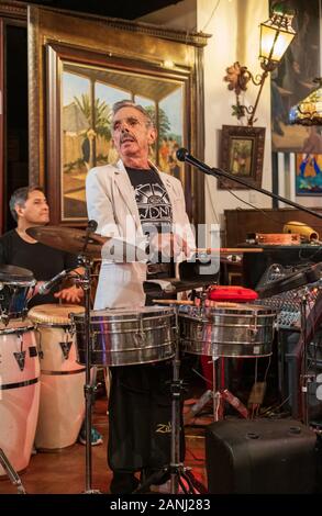 Calle Ocho, Miami, Floride - 1 janvier, 2020 Salsa : Jouer de la musique cubaine à Miami's Cubaocho Bar & Restaurant. Banque D'Images