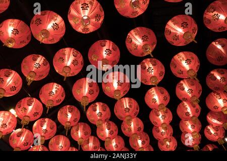 Un groupe de lanternes rouges au plafond. Chaque lanternes a des lettres chinoises qui signifient que souhaite bonne chance et bonheur. Banque D'Images