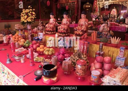 Une table avec des offrandes dans un temple bouddhiste avant la cérémonie chinoise de prière de la nouvelle année. Banque D'Images