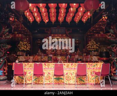 L'autel décoratif dans un temple bouddhiste avant la cérémonie de prière de la nouvelle année chinoise. Banque D'Images