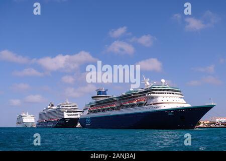 Une vue de mer de trois grands paquebots de croisière amarré au port à Aruba dans les Antilles néerlandaises pour un jour visiter dung une croisière des Caraïbes Banque D'Images