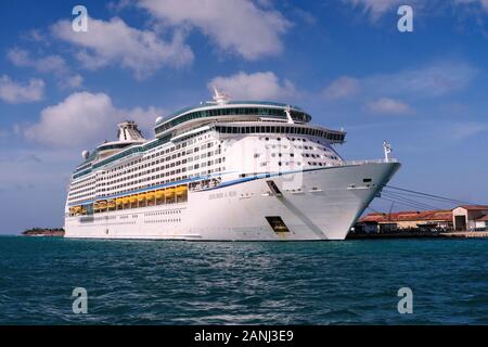 La Royal Caribbean International, classe Voyager, Explorer of the Seas bateau de croisière amarré à Aruba dans les Antilles néerlandaises. Banque D'Images