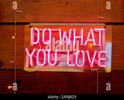Faites Ce Que Vous Aimez Neon Sign. Banque D'Images