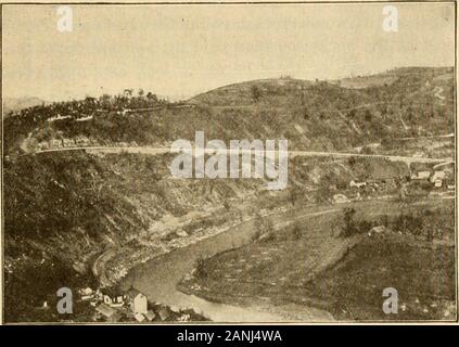 Notre pays en histoire . ave leurs sources.Au-delà de cette terre d'une beauté merveilleuse, une terre ofwooded Hills et la floraison des clairières, des prairies herbeuses andlofty fabricants Groves, de rivières et freins ofleafy canne. Ici parcouraient les shaggy buffalo en countlessthousands. Ici les wapitis et les cerfs abondent. Ours blanc,aussi, ainsi que le loup et Panther, étaient nombreux, assez canebrakes,alors que le gibier à plumes avec abondaient. Ainsi a-t-il mérite le nom de chasseurs paradise il asgiven par l'un de ses premiers explorateurs. Les Indiens, cependant, il a appelé le Kentucky, ce qui signifie chez les themeadows dans leur langue. Banque D'Images