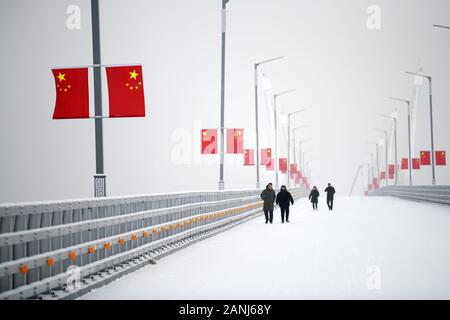 (200117) -- HARBIN, 17 janvier 2020 (Xinhua) -- Photo prise le 2 décembre 2019 à partir de la partie chinoise montre le premier pont de l'autoroute reliant la Chine et la Russie à travers l'Heilongjiang River. Le premier pont de l'autoroute reliant la Chine et la Russie à travers l'Heilongjiang River a récemment adopté le test de réception définitive, le ministère des Transports de la province du nord-est de la Chine a déclaré vendredi. Mesurant 1 284 mètres de long et 14,5 mètres de large, le pont de la rivière de Heilongjiang, connue en Russie comme l'amour, s'étend de Dalian, une ville frontalière de la province de Heilongjiang, à l'Ef Banque D'Images