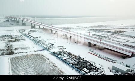 (200117) -- HARBIN, 17 janvier 2020 (Xinhua) -- photo aérienne prise le 2 décembre 2019 présente le premier pont de l'autoroute reliant la Chine et la Russie à travers l'Heilongjiang River. Le premier pont de l'autoroute reliant la Chine et la Russie à travers l'Heilongjiang River a récemment adopté le test de réception définitive, le ministère des Transports de la province du nord-est de la Chine a déclaré vendredi. Mesurant 1 284 mètres de long et 14,5 mètres de large, le pont de la rivière de Heilongjiang, connue en Russie comme l'amour, s'étend de Dalian, une ville frontalière de la province de Heilongjiang, à la ville russe de B Banque D'Images