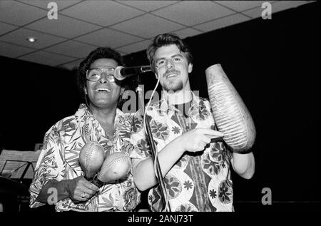 Luisito Avendaño (à gauche) et DJ Chico Malo (à droite), l'Orchestre La Clave Royal Standard, Bradford GB 1989 Banque D'Images