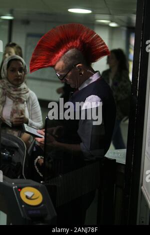 Greg London métros Service client aide les clients de Mohican à Oxford Circus 13/07/2016 Banque D'Images